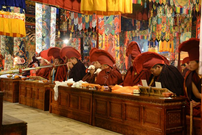 Служба в монастыре Цурпху, буддийские монахи, тибетский буддизм, туры в Лхасу, Тибет