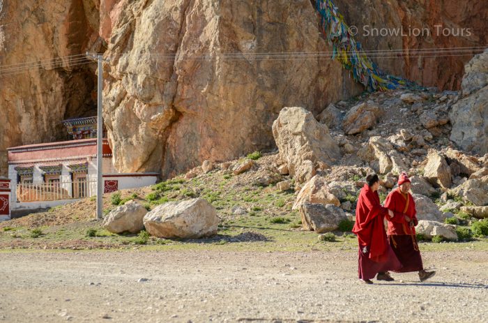 Тибетские монахи, монастырь у озера, озеро Намцо, Тибет