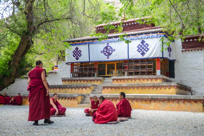 Философские дебаты монахов в монастыре Сера, Лхаса, туры в Тибет
