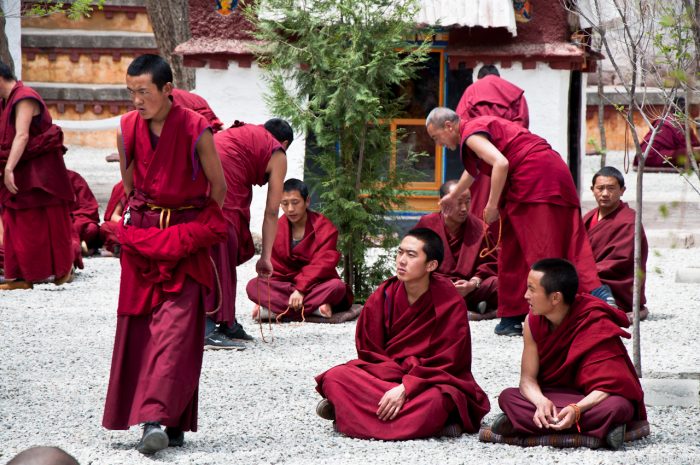 Философские дебаты монахов в монастыре Сера, Тибет, ТАР