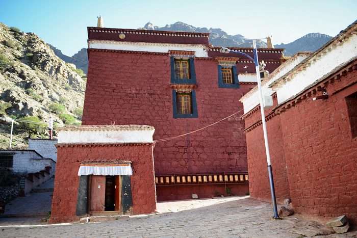 Храм монастыря Цурпху, Tsurphu, Лхаса, Тибет, святые места Лхасы