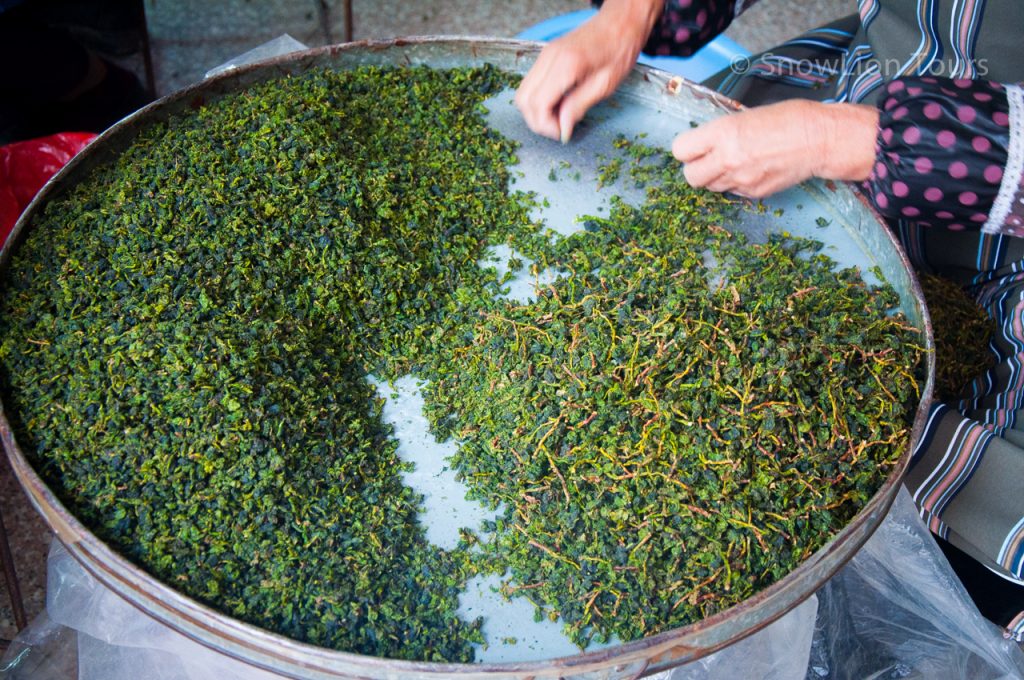Сортировка, отделение от черенков - последний этап обработки чая Тегуаньинь