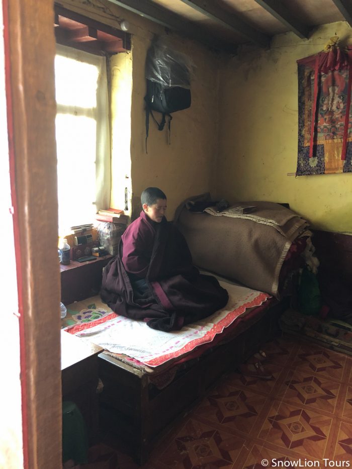 Монах медитирует в келье