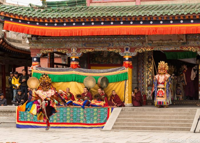 танец с масками на фестивале Чам в Кумбуме, буддийская мистерия, фестивали в Тибете, к кочевникам бюджетно