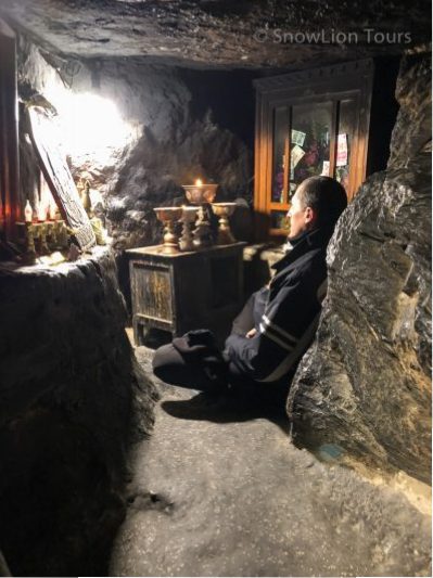 Медитатор в пещере Гуру Ринпоче близ базового лагеря Эвереста в Тибете, туры в Лхасу Тибет