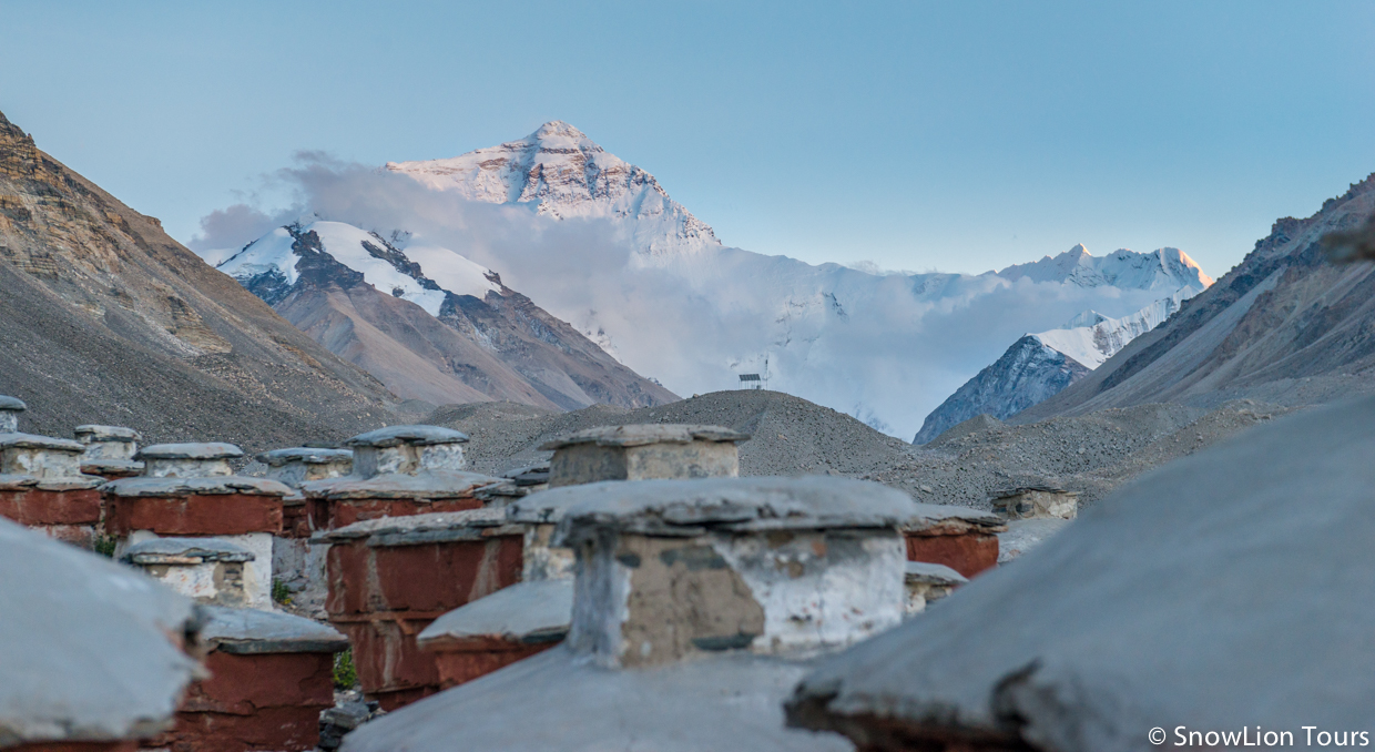 Дза Ронгпу ступы на фоне Эвереста
