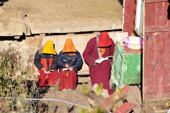 Монахи учат уроки, Серта Ларунг Гар, институт тибетского буддизма, Восточный Тибет, туры в Тибет