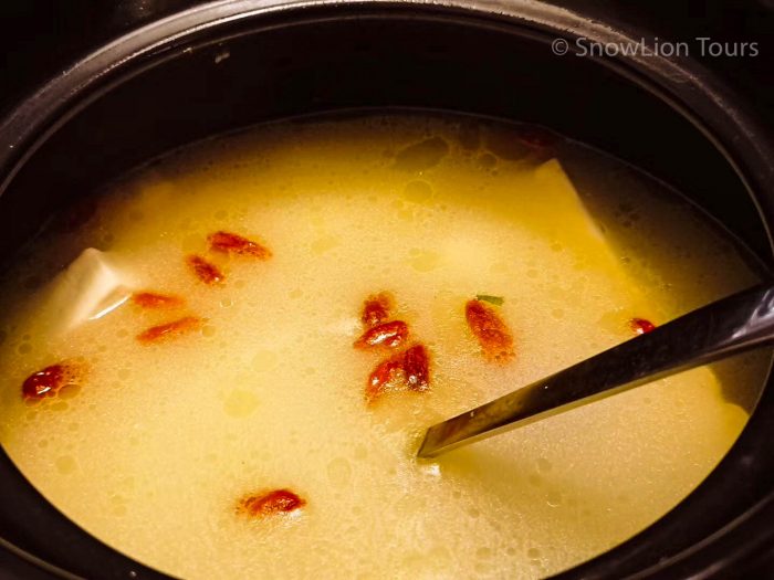 густой рыбный суп с ягодами годжи, китайская кухня, тур в тибет из Китая