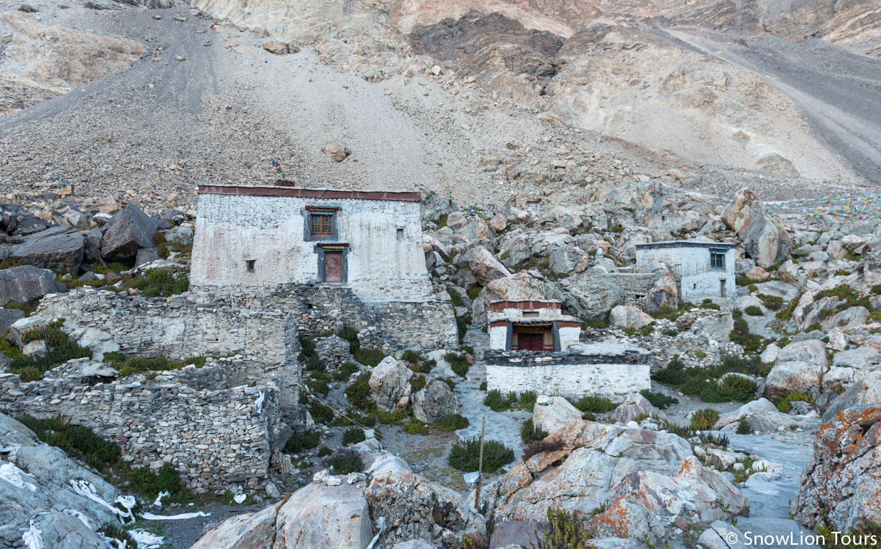 жилища монахов по пути к Эвересту 