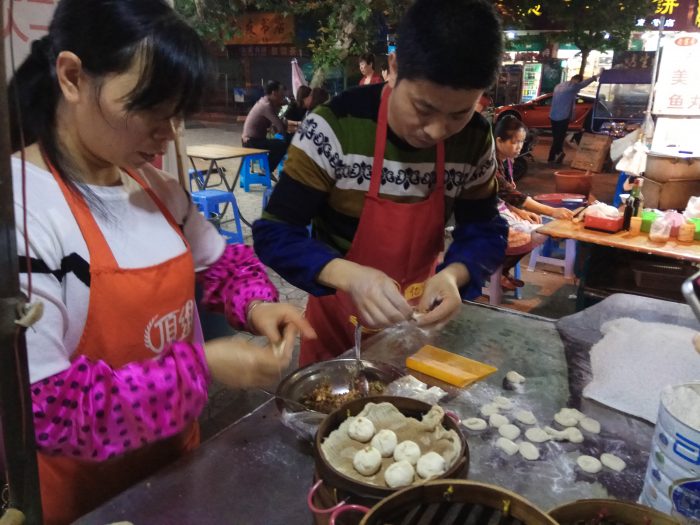 приготовление пельменей, уличная еда Китая, китайская кухня, тур в Лхасу
