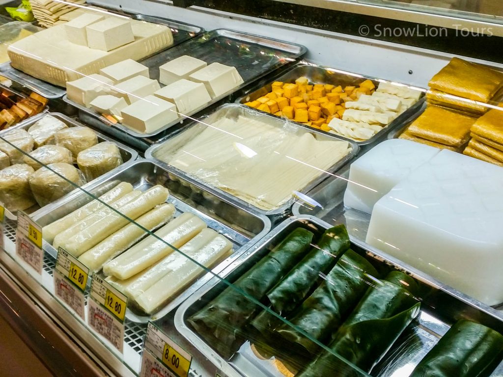 разные тофу и водоросли в супермаркете
