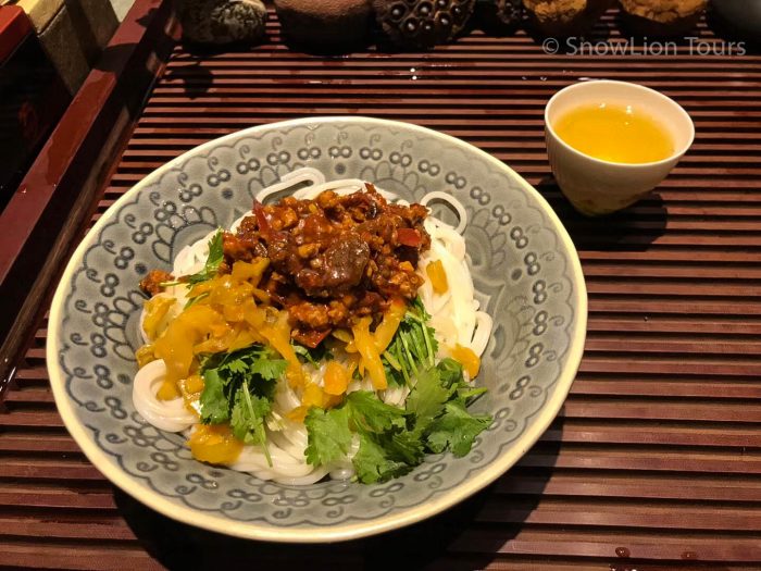 холодная лапша с мясом и соленьями, китайская кухня, как попасть к Кайлашу