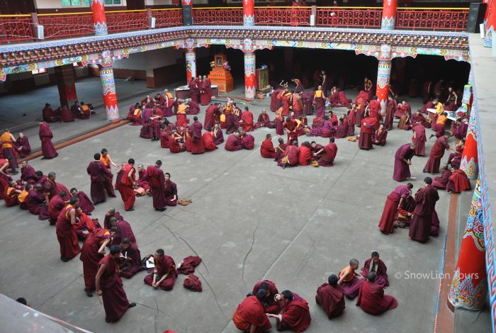 Дебаты монахов, Серта Ларунг Гар, Восточный Тибет, туры в тибет