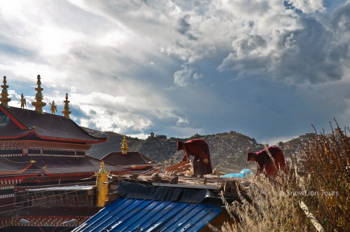 Крыши жилищ монахов, Ларунг Гар, Тибет, Кхам, туры в Тибет, жизнь тибетских монахов