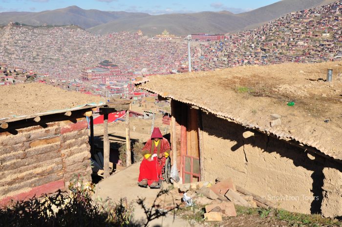 Монах, домики монахов, Серта Ларунг Гар, Гардзи, Голок, Восточный Тибет