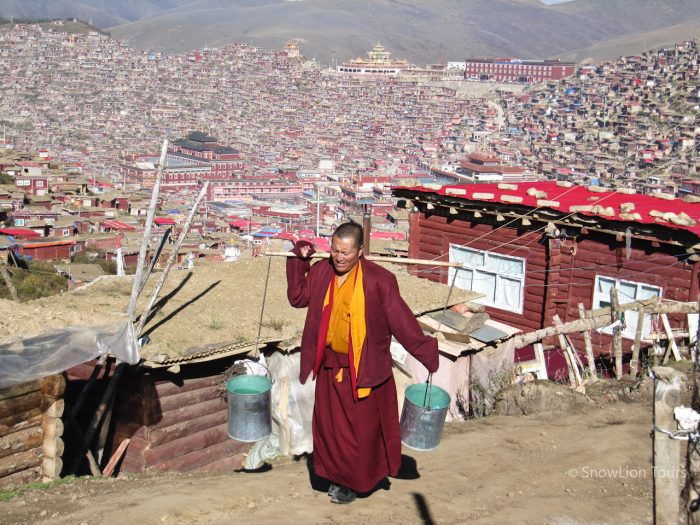 Монах нете коромысло с водой, Серта Ларунг Гар, буддийский монах, Тибет
