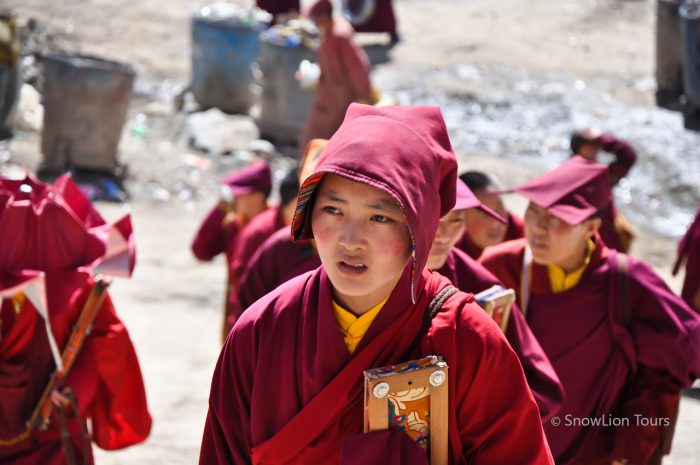 Монахини идут в шедру на занятия, Ларунг Гар, институт в Серте, тибетский буддизм, тематические туры в тибет