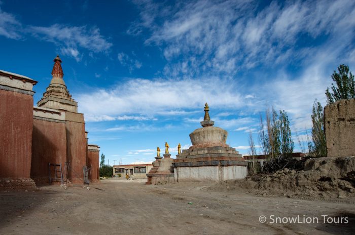 Территория Тхолинга, вид на белый храм, Гуге, Тибет, ТУр в Гуге