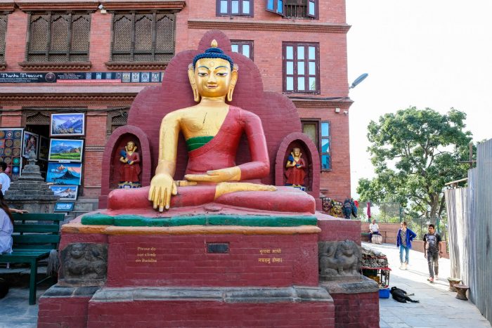 Статуя будды, Ступа Сваябунатх, Катманду, Непал, туры в Непал и Тибет