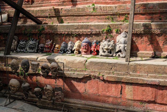 Маски, сувениры в Катманду, площадь Дурбар, Непал, тур из Непала в Тибет