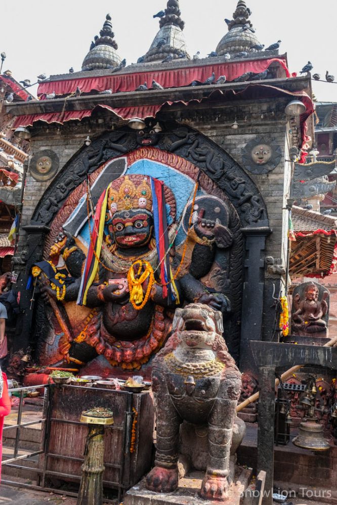 Статуя буддийского божества Махакала на площади Дурбар в Катманду, Непал