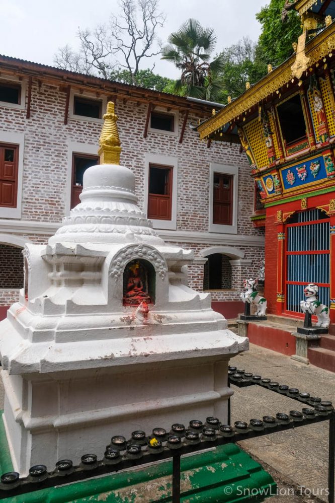 Ступа во дворе храма Ваджрайогини, Парпинг, Катманду, Непал, буддисты Непала, тибетцы в Непале