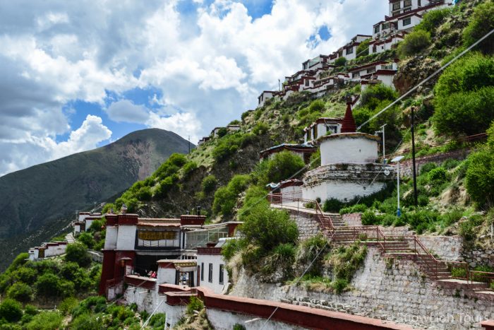 Вид на Дрикунг Тил, ступа, монастырь Дрикунг Тил, Лхаса, Тибет, туры к Кайласу