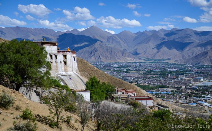 Вид на долину Лхасы от монастыря Пабонка, Лхаса, достопримечательности Лхасы, пермит в Тибет
