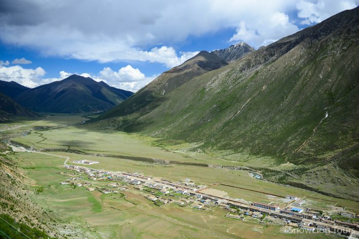 Вид на долину из Дрикунг Тил, монастырь Дрикунг Тил, Лхаса, Тибет, туры в Тибет