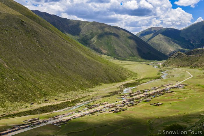 Вид на долину из монвстыря, монастырь Дрикунг Тил, Лхаса, Тибет, туры в Тибет