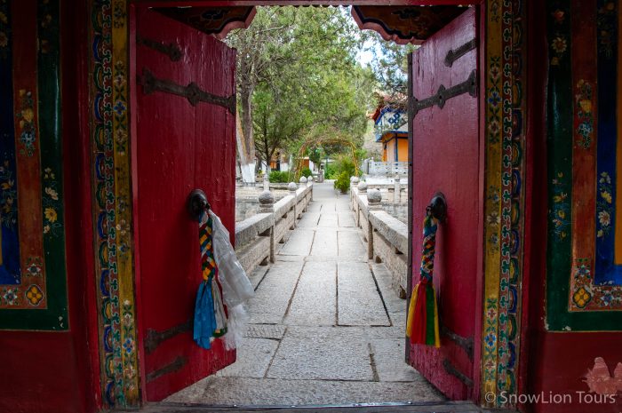 Двери храма, парк Норбулинка, Лхаса, Тибет, групповые туры в тибет