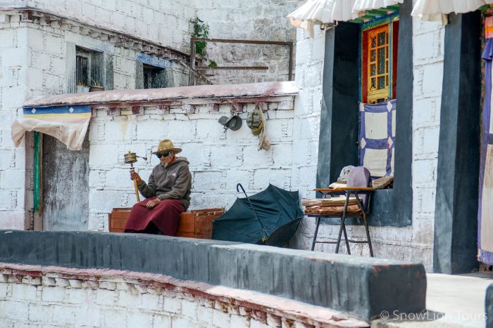 Монах у своей кельи, монастырь Дрикунг Тил, Лхаса, Тибет, поездка на тибет
