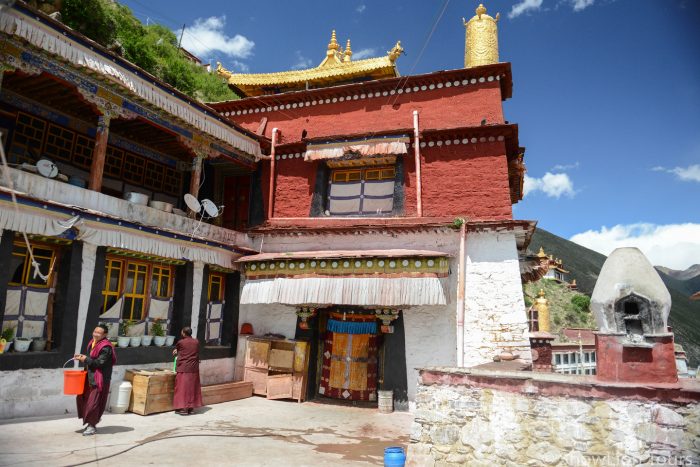 Монахи в монастыре Дрикунг Тил, Дрикунг Тил, Лхаса, Тибет, поездка из Лхасы, тур в тибет