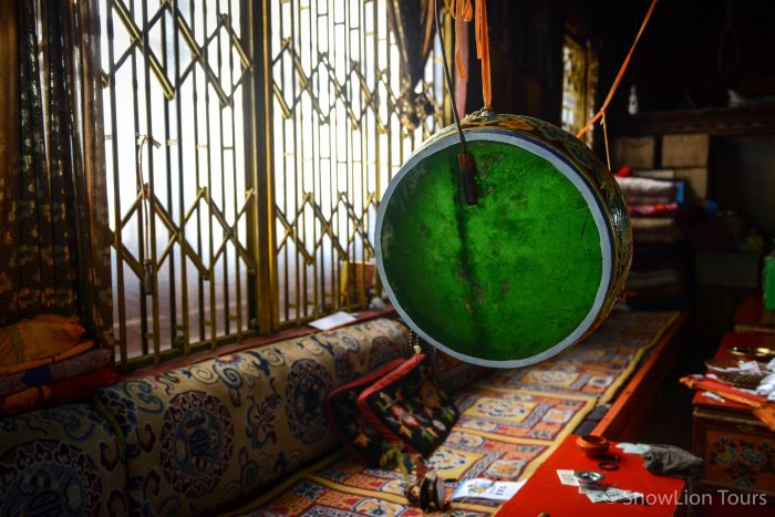 Ритуальный барабан для пуджи, монастырь Дрикунг Тил, Лхаса, Тибет, тур в тибет
