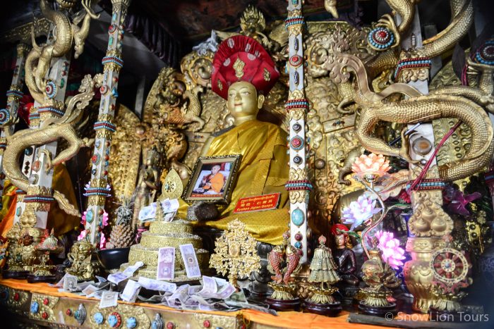 Статуя Кьобпа Джигтен Гонпо, монастырь Дрикунг Тил, Лхаса, Тибет, Кайлаш кора