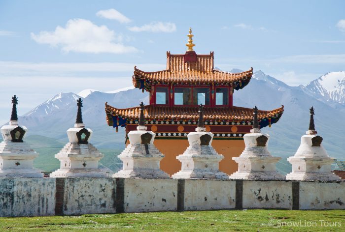Ступы на коре вокруг священной горы Аамнье Мачен в Амдо, тур в тибет, Тибет недорого, как попасть в Тибет