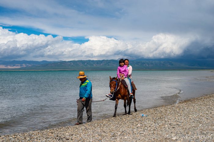 верховая езда на озере, озеро Кукунор, Амдо, Восточный Тибет, тур в Тибет