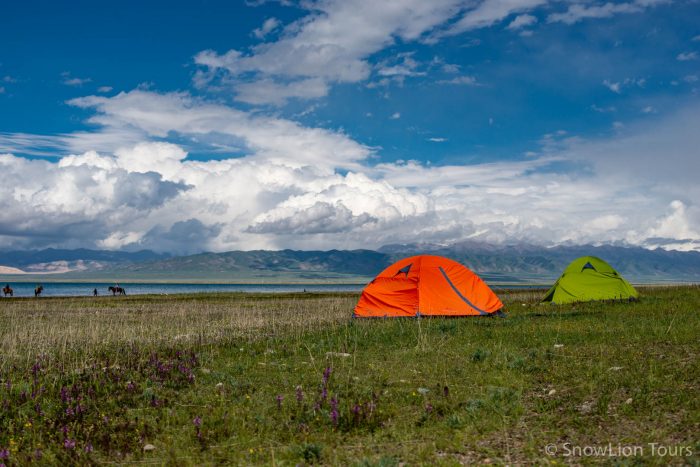 кемпинг на берегах озера, озеро Кукунор, Амдо, Восточный Тибет, тур в Тибет