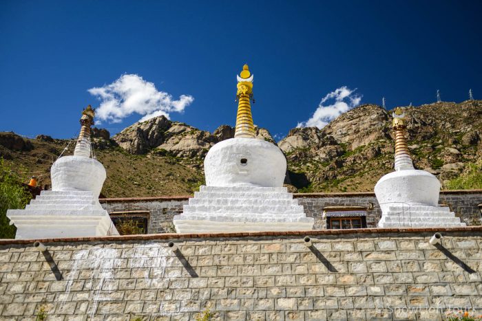 ступы на фоне монастырского здания, Пабонка, Лхаса, тур в Тибет