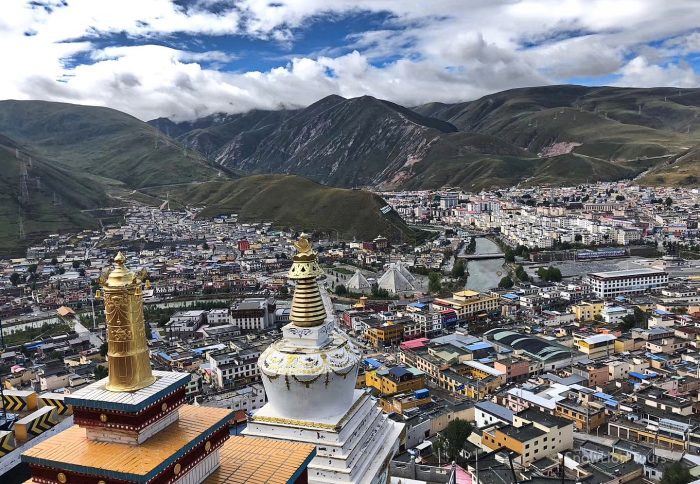 Вид на Юйшу из храма Кьекун, Кьекумдо, Кхам, Тибет
