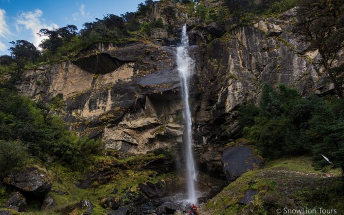 Водопад в окрестностях Кирунга, тур в Тибет из Непала, Тибет дешево, бюджетно на кайлаш