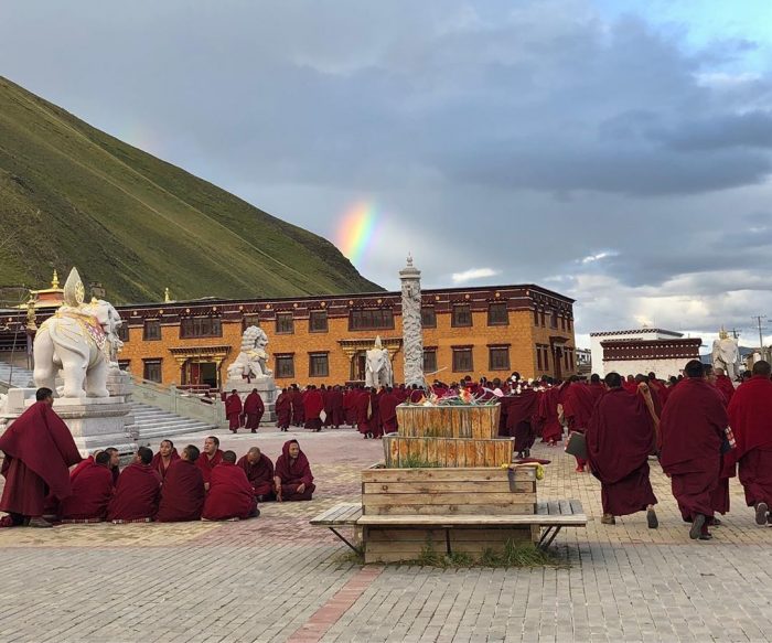 Дебаты монахов под радугой, монастырь Сершул, Кхам, Тибет, путешествие по тибету
