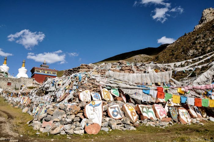 Камни Мани в уезде Юйшу, Кхам, Восточный Тибет, Тибет с русским гидом