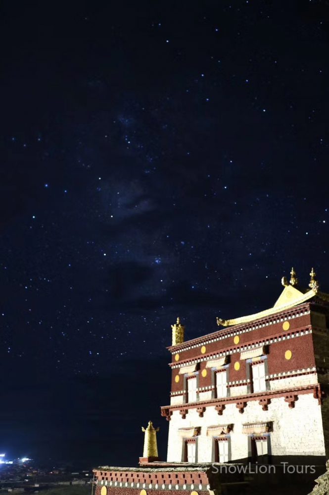 Монастырь Сершул и ночное небо, Сершул, Кхам, Тибет