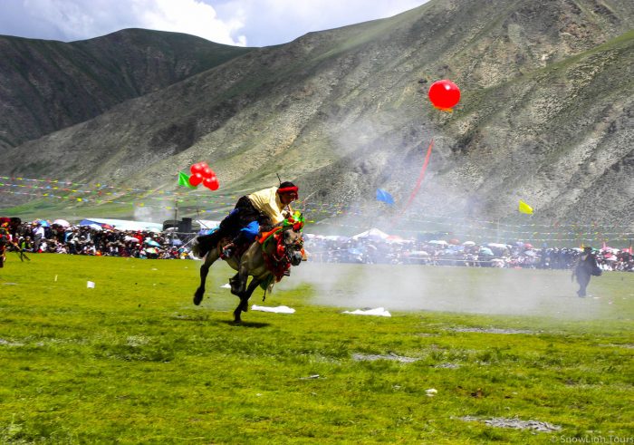 Наездник Кхампа стреляет в цель, лошадинные скачки, Юйшу, Кьекумдо, Yushu, Кхам, Восточный Тибет