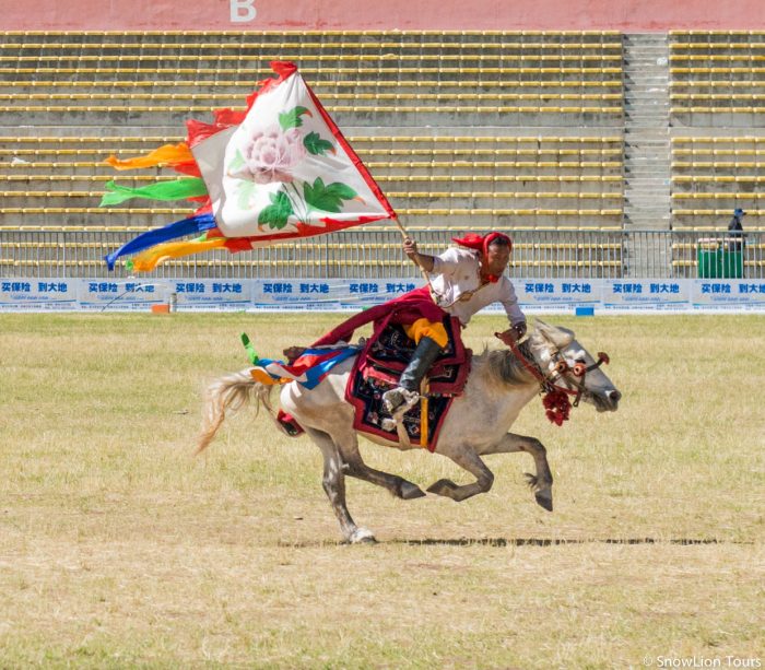 Наездник с флагом, Фестиваль лошадинных скачек в Юйшу