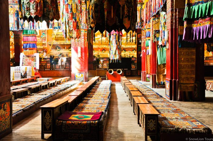 Сиденья для монахов, монастырь Сершул, Кхам, Восточный Тибет, в тибет дешево