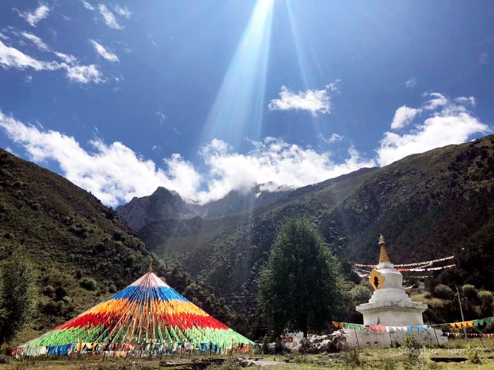 Ступа и флажки в Юйшу, Кьекумдо, Кхам, Восточный Тибет