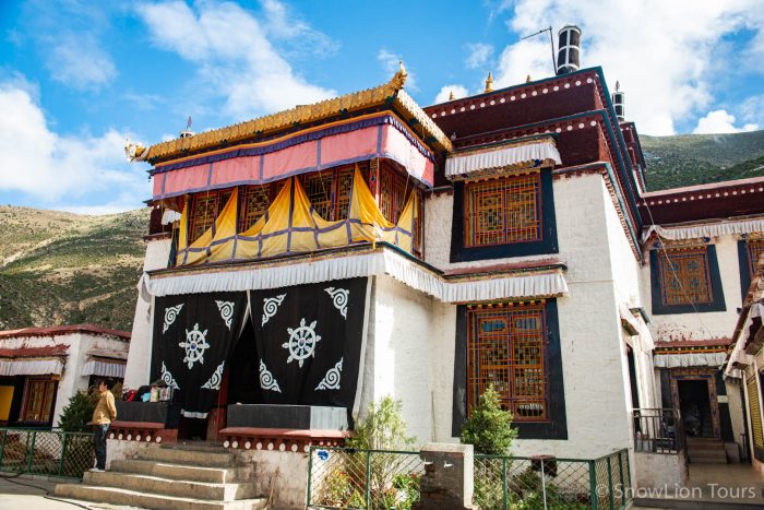 Главный зал, Монастырь Шугшеб, Лхаса, тур в Лхасу, нетуристический Тибет, тур в Тибет