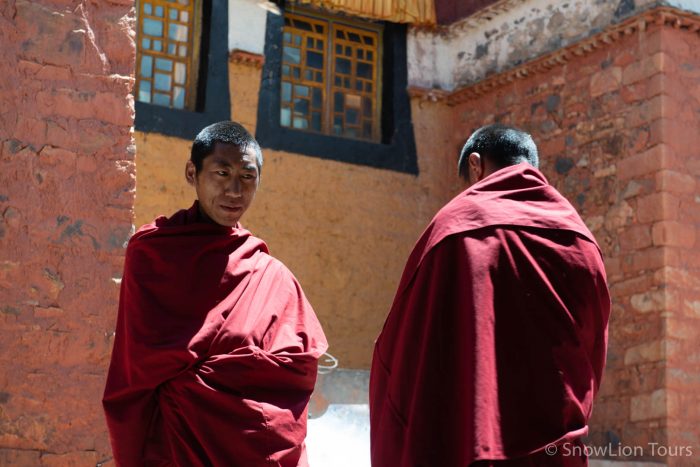 Монахи, Монастырь Шугшеб, Лхаса, тур в Лхасу, нетуристический Тибет, тур в Тибет